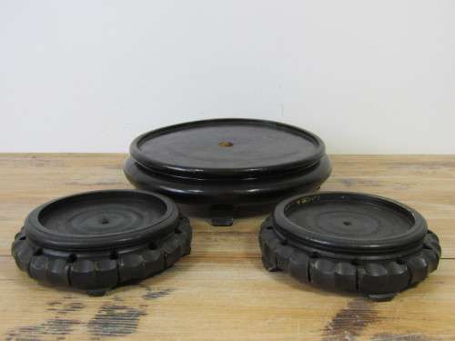 Lot of 3 wooden footed stands or bases, 13cm and 20cm