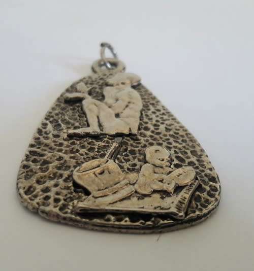 Crazy R1 start - African themed pendant