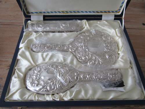 Boxed hallmarked Broadway & co. Birmingham Silver dressing table Set, 4 piece, complete