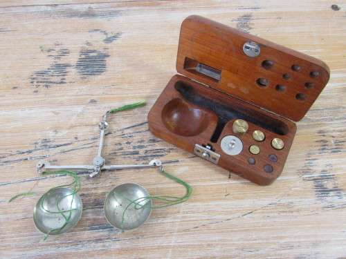 Small vintage boxed balance Scale with weights