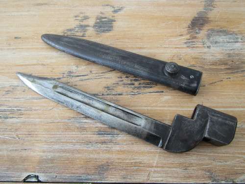 Original 1949 British Nr.9 Bayonet, metal scabard