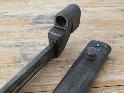 Original 1949 British Nr.9 Bayonet, metal scabard