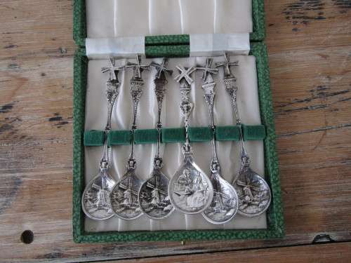 Vintage boxed set of 6 Holland spoons, 13cm
