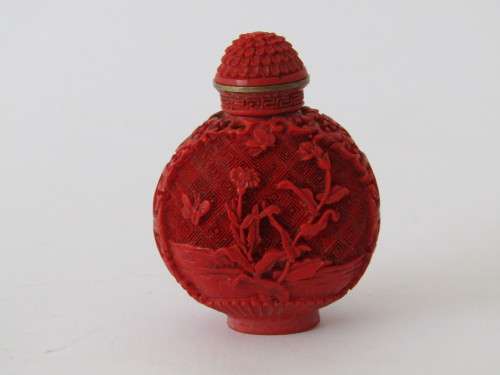 Chinese carved Cinnabar Lacquer Snuff Bottle, 6cm tall