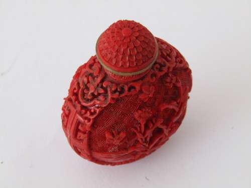 Chinese carved Cinnabar Lacquer Snuff Bottle, 6cm tall