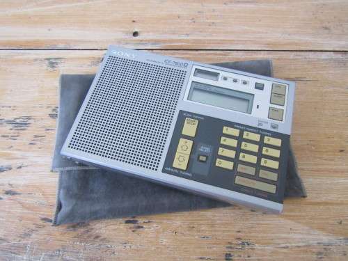 Vintage Sony world Receiver Radio in original pouch and in working condition, 3.5cm x 12cm x 18cm
