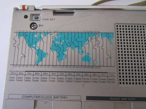 Vintage Sony world Receiver Radio in original pouch and in working condition, 3.5cm x 12cm x 18cm