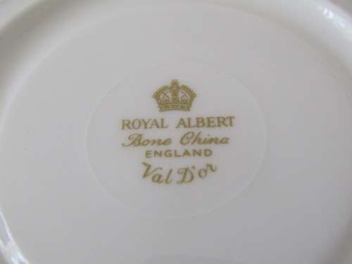 6 x Royal Albert Val D'or Plates and Saucers, excellent condition