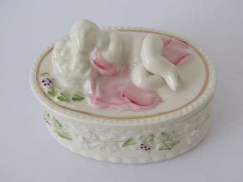 Vintage Belleek porcelain Trinket box with lid and cute decoration, Ireland, 12cm x 8cm, excellent
