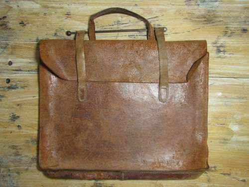 Antique Leather sheet music Satchel in excellent condition, 38cm x 31cm