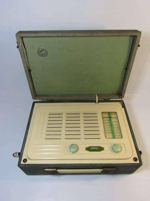 Vintage 1950's Retro Vidor portable valve Radio, wood and enamel construction, 34cm x  23cm x 11cm