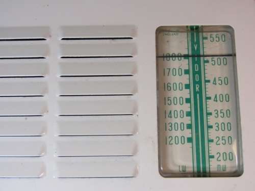 Vintage 1950's Retro Vidor portable valve Radio, wood and enamel construction, 34cm x  23cm x 11cm