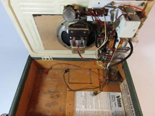 Vintage 1950's Retro Vidor portable valve Radio, wood and enamel construction, 34cm x  23cm x 11cm