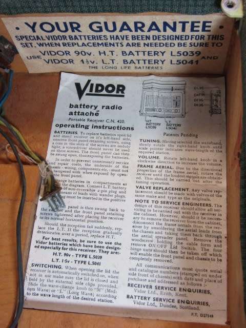 Vintage 1950's Retro Vidor portable valve Radio, wood and enamel construction, 34cm x  23cm x 11cm