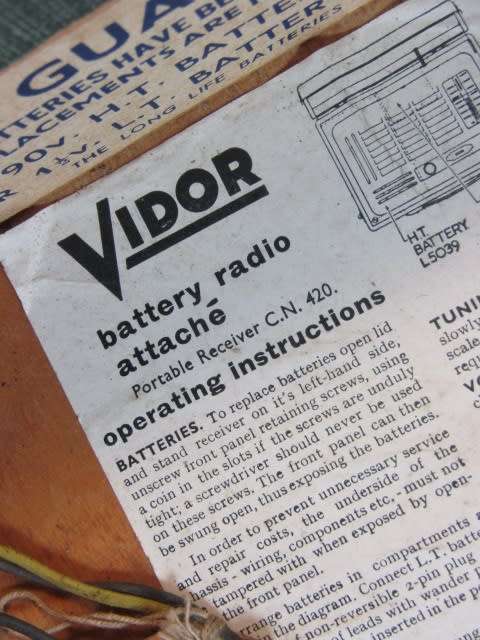 Vintage 1950's Retro Vidor portable valve Radio, wood and enamel construction, 34cm x  23cm x 11cm