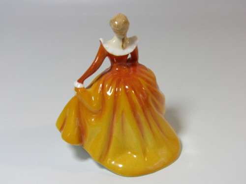 Exquisite vintage 1965 original Royal Doulton figurine "Fragrance" HN3220, 9cm tall, pristine cond.