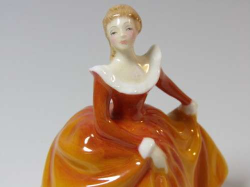 Exquisite vintage 1965 original Royal Doulton figurine "Fragrance" HN3220, 9cm tall, pristine cond.