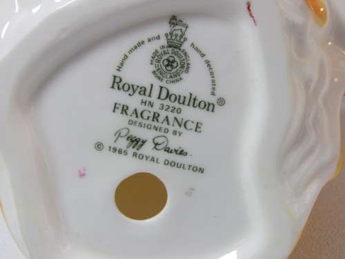 Exquisite vintage 1965 original Royal Doulton figurine "Fragrance" HN3220, 9cm tall, pristine cond.