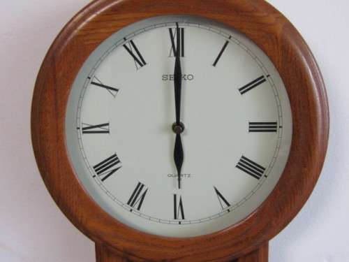 Vintage wooden Seiko quartz Wall Clock with Pendulum, excellent condition, 48cm x 29cm