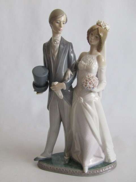 Large vintage original Lladro Figurine, 1982, F-16A "Bride and Groom", 31cm high