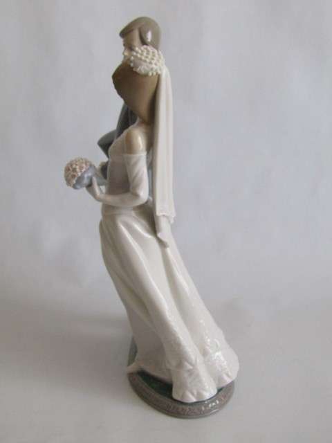 Large vintage original Lladro Figurine, 1982, F-16A "Bride and Groom", 31cm high