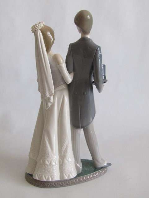 Large vintage original Lladro Figurine, 1982, F-16A "Bride and Groom", 31cm high