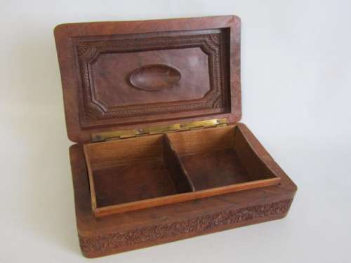 Vintage carved wooden Box with hinged lid, high detail, 20cm x 12cm x 5cm, excellent condition