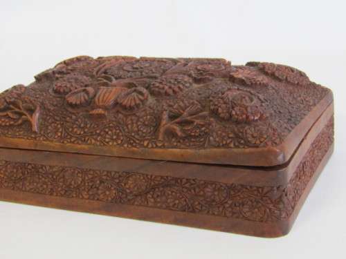 Vintage carved wooden Box with hinged lid, high detail, 20cm x 12cm x 5cm, excellent condition