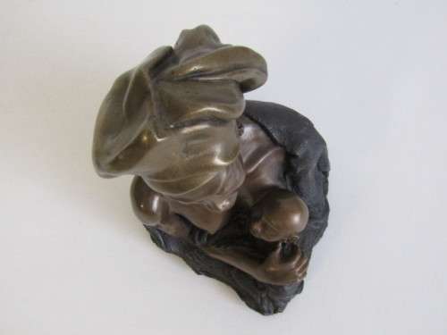Vintage Signed Bronzed resin Figurine of a Woman holding a Baby in excellent condition, 17cm high
