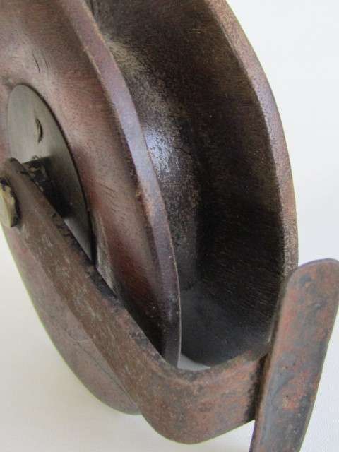 Large antique wooden Fishing Reel in excellent and working condition, 16cm diameter