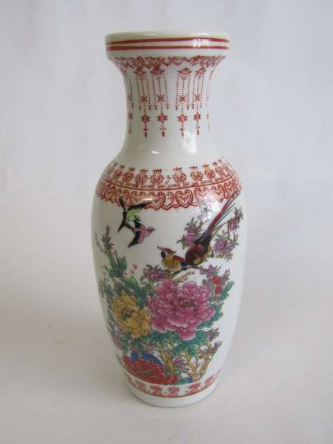 Beautiful vintage Stamped Chinese porcelain Vase in excellent condition, 24.5cm tall