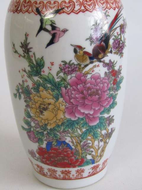 Beautiful vintage Stamped Chinese porcelain Vase in excellent condition, 24.5cm tall