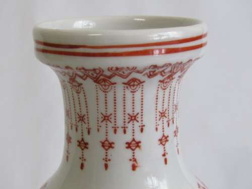 Beautiful vintage Stamped Chinese porcelain Vase in excellent condition, 24.5cm tall