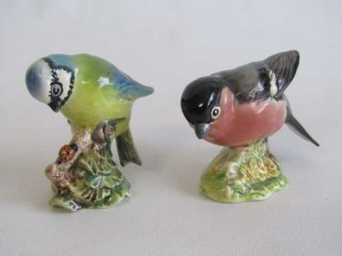 Lot of 2 original Beswick Bird figurines, no. 992 "Blue Tit" and no. 1042 "Bullfinch" perfect cond.