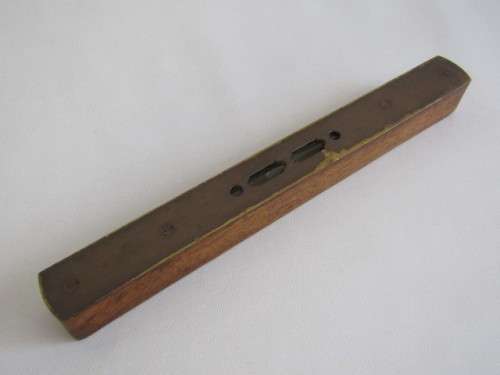 Antique Wood and Brass Spirit Level in excellent and working condition, 25cm long