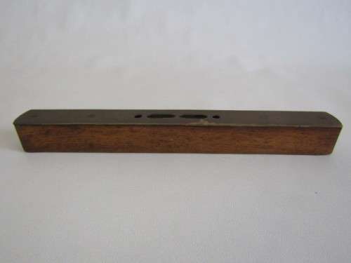 Antique Wood and Brass Spirit Level in excellent and working condition, 25cm long