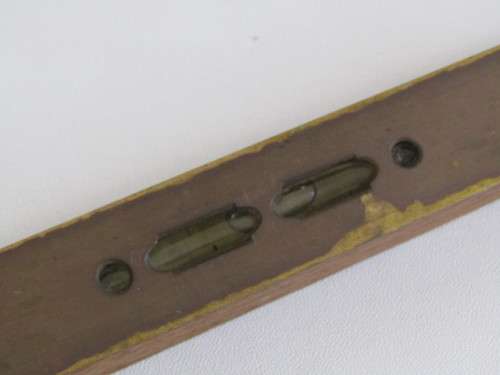 Antique Wood and Brass Spirit Level in excellent and working condition, 25cm long