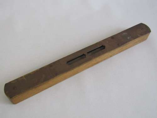 Antique Wood and Brass Spirit Level in excellent and working condition, 25cm long