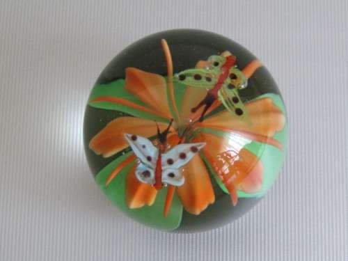 Original Murano art glass Paperweight "Butterflies and Flowers" perfect condition, 6cm diameter