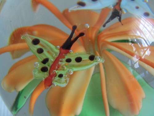 Original Murano art glass Paperweight "Butterflies and Flowers" perfect condition, 6cm diameter
