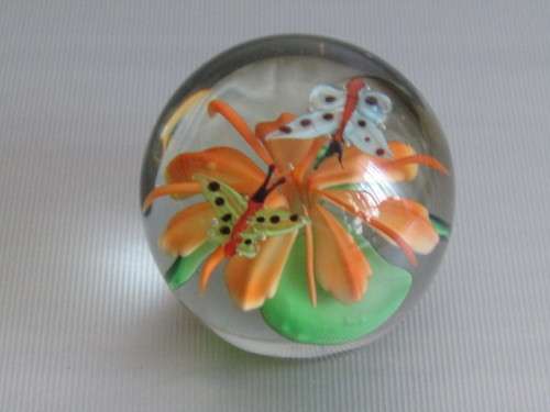 Original Murano art glass Paperweight "Butterflies and Flowers" perfect condition, 6cm diameter