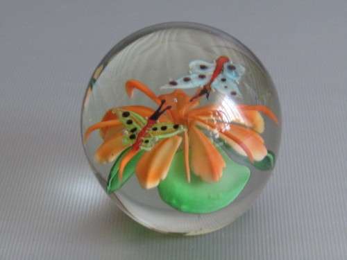 Original Murano art glass Paperweight "Butterflies and Flowers" perfect condition, 6cm diameter