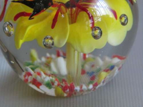 Original Murano art glass Paperweight "Birds and Flowers" excellent condition, 5.5cm diameter