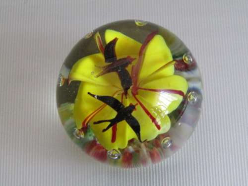 Original Murano art glass Paperweight "Birds and Flowers" excellent condition, 5.5cm diameter