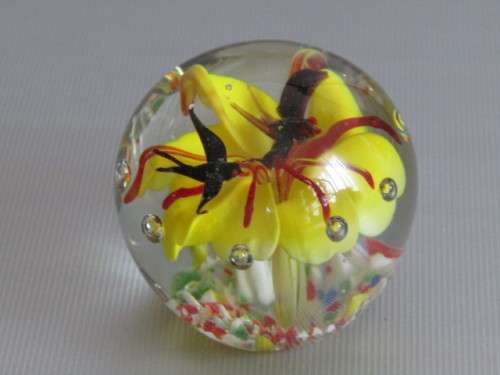 Original Murano art glass Paperweight "Birds and Flowers" excellent condition, 5.5cm diameter