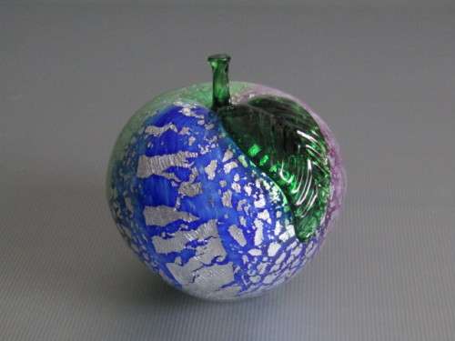 Beautiful art glass Paperweight in the shape of an Apple, perfect condition, 6cm diameter