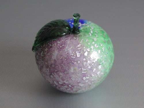 Beautiful art glass Paperweight in the shape of an Apple, perfect condition, 6cm diameter