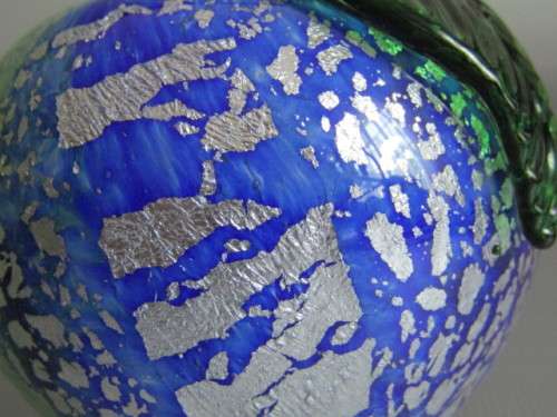 Beautiful art glass Paperweight in the shape of an Apple, perfect condition, 6cm diameter