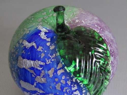 Beautiful art glass Paperweight in the shape of an Apple, perfect condition, 6cm diameter