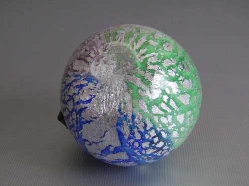 Beautiful art glass Paperweight in the shape of an Apple, perfect condition, 6cm diameter